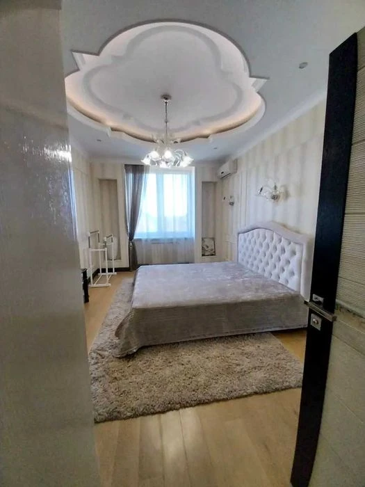•  Стильна 3-к. кв. по вул. Дмитрівська 82