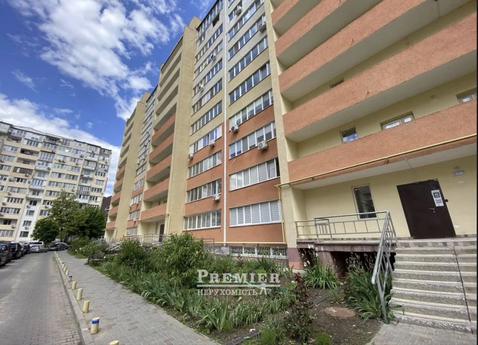 Продам 2 кімнатну на Сахарова