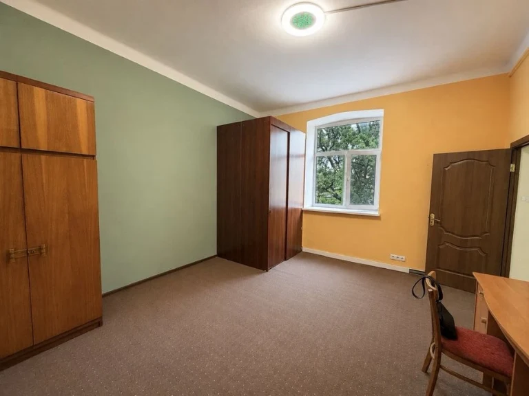 Тепла квартира з високими стелями (3,80 м) під проживання аб