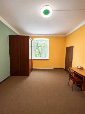 Тепла квартира з високими стелями (3,80 м) під проживання аб