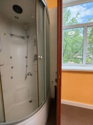 Тепла квартира з високими стелями (3,80 м) під проживання аб