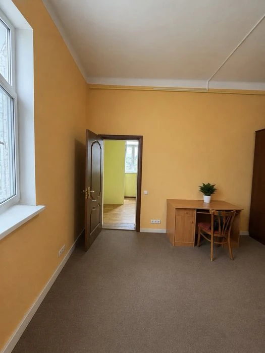 Тепла квартира з високими стелями (3,80 м) під проживання аб
