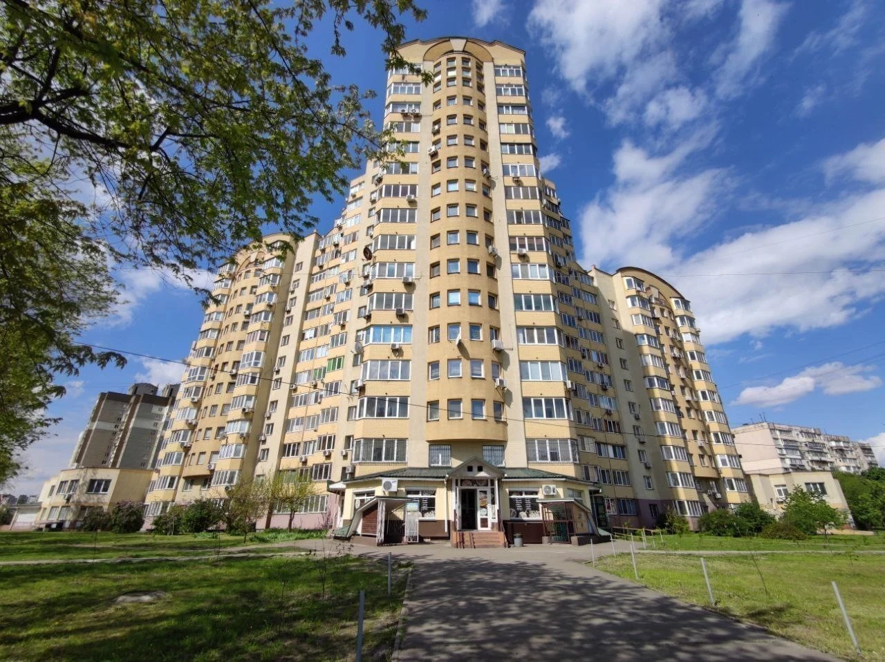 Продаж 2-кімнатної квартири 75 м², Тростянецька вул., 49