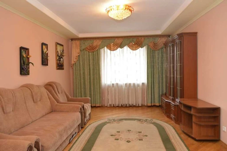 Продаж 3-кімнатної квартири 94м2 з ремонтом по вул. Червоної