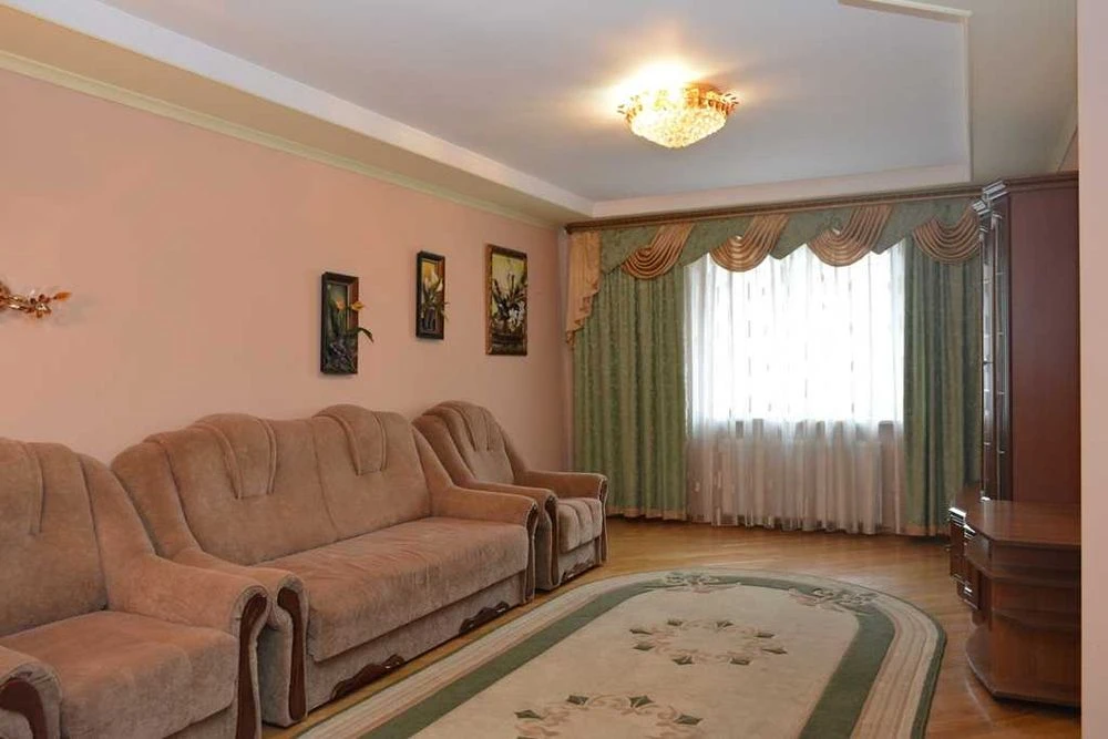 Продаж 3-кімнатної квартири 94м2 з ремонтом по вул. Червоної