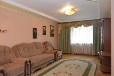 Продаж 3-кімнатної квартири 94м2 з ремонтом по вул. Червоної