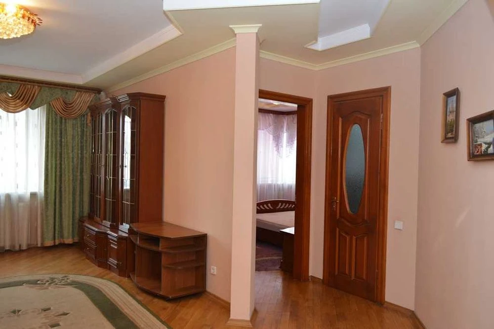 Продаж 3-кімнатної квартири 94м2 з ремонтом по вул. Червоної