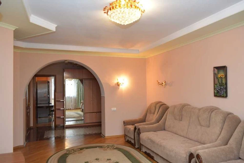 Продаж 3-кімнатної квартири 94м2 з ремонтом по вул. Червоної