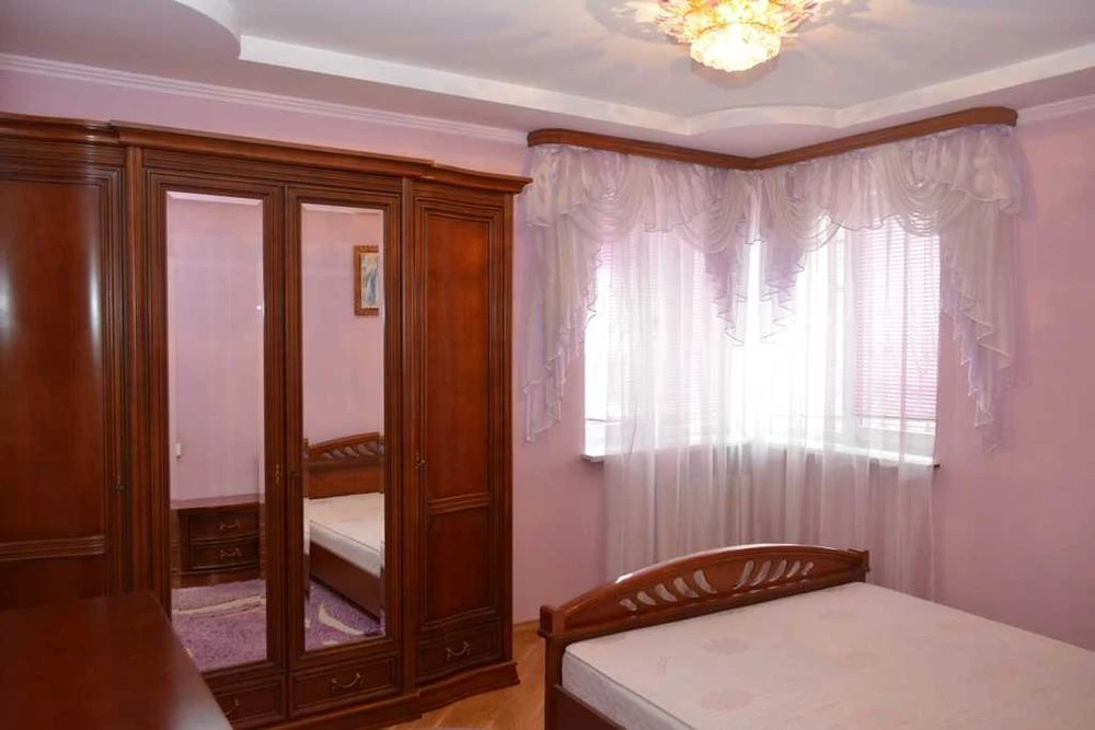 Продаж 3-кімнатної квартири 94м2 з ремонтом по вул. Червоної