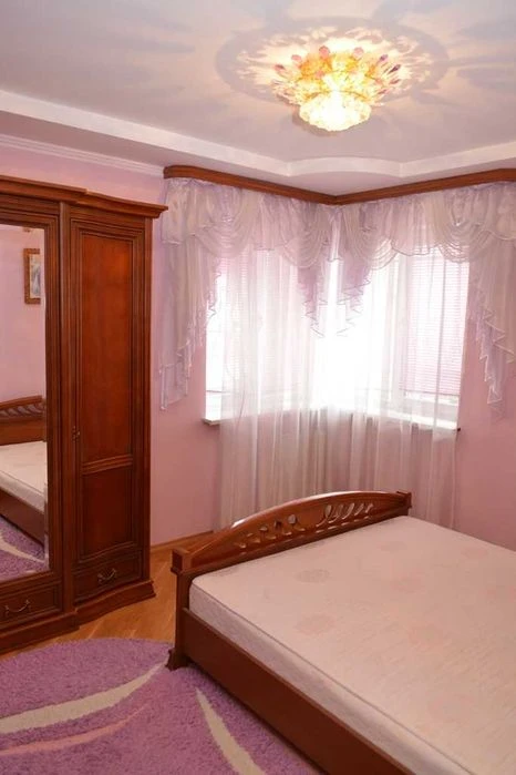 Продаж 3-кімнатної квартири 94м2 з ремонтом по вул. Червоної