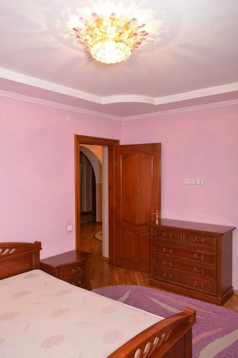 Продаж 3-кімнатної квартири 94м2 з ремонтом по вул. Червоної
