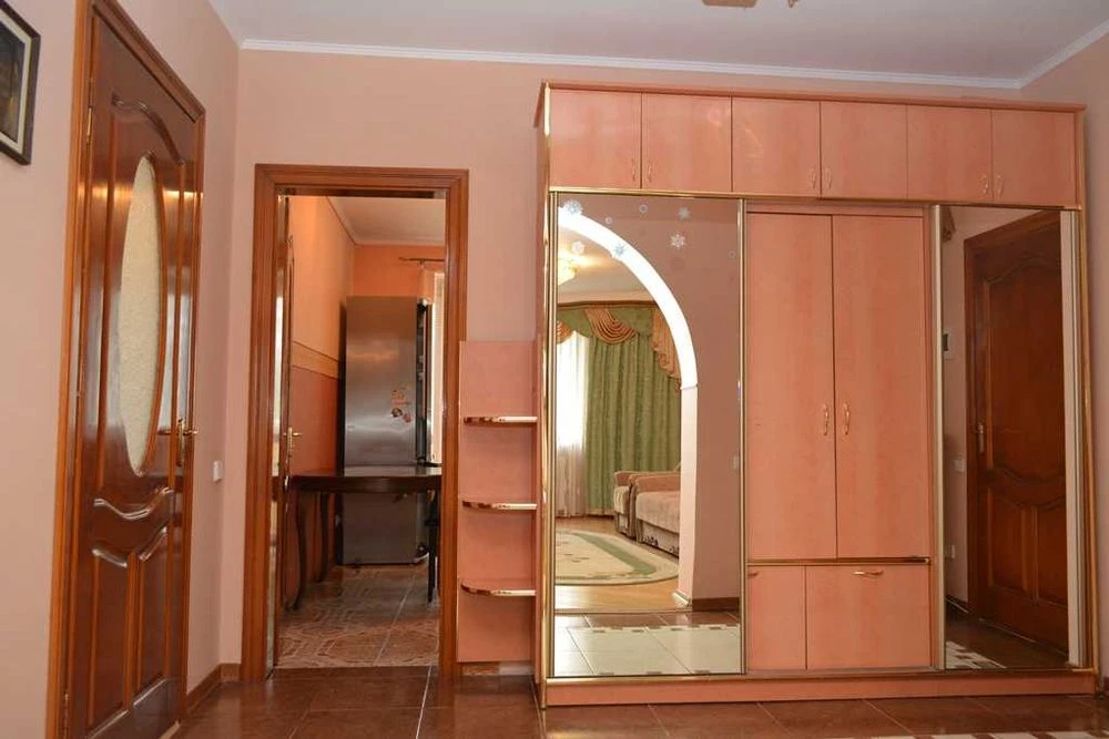 Продаж 3-кімнатної квартири 94м2 з ремонтом по вул. Червоної