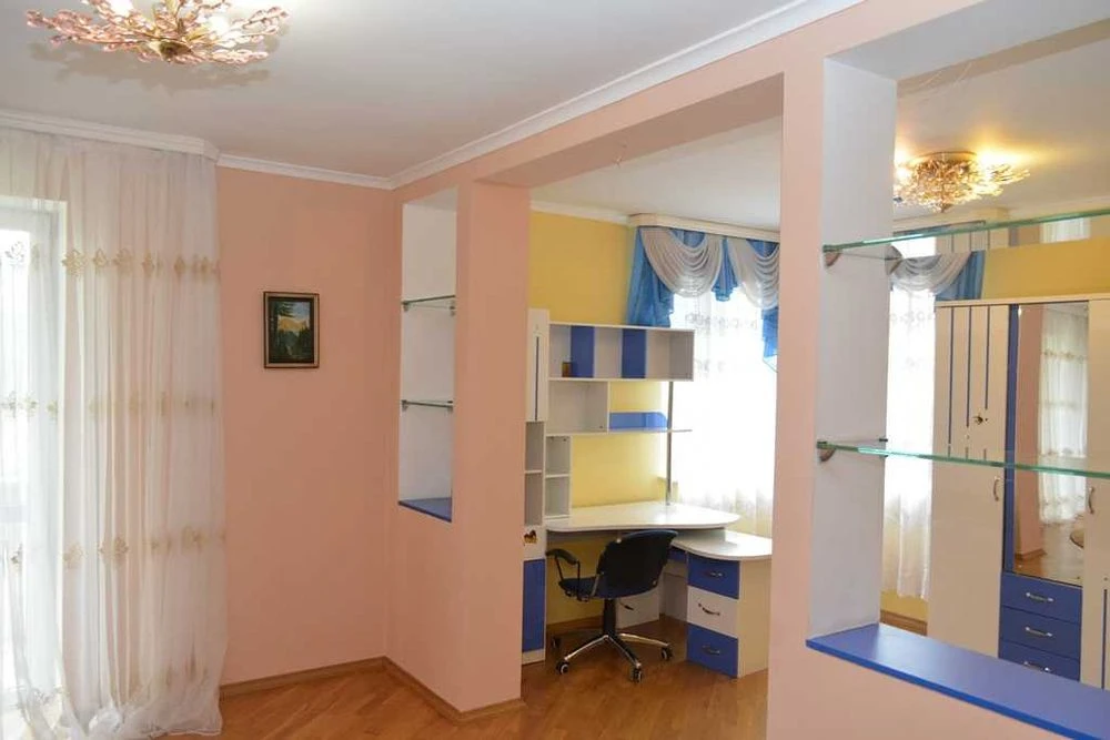Продаж 3-кімнатної квартири 94м2 з ремонтом по вул. Червоної