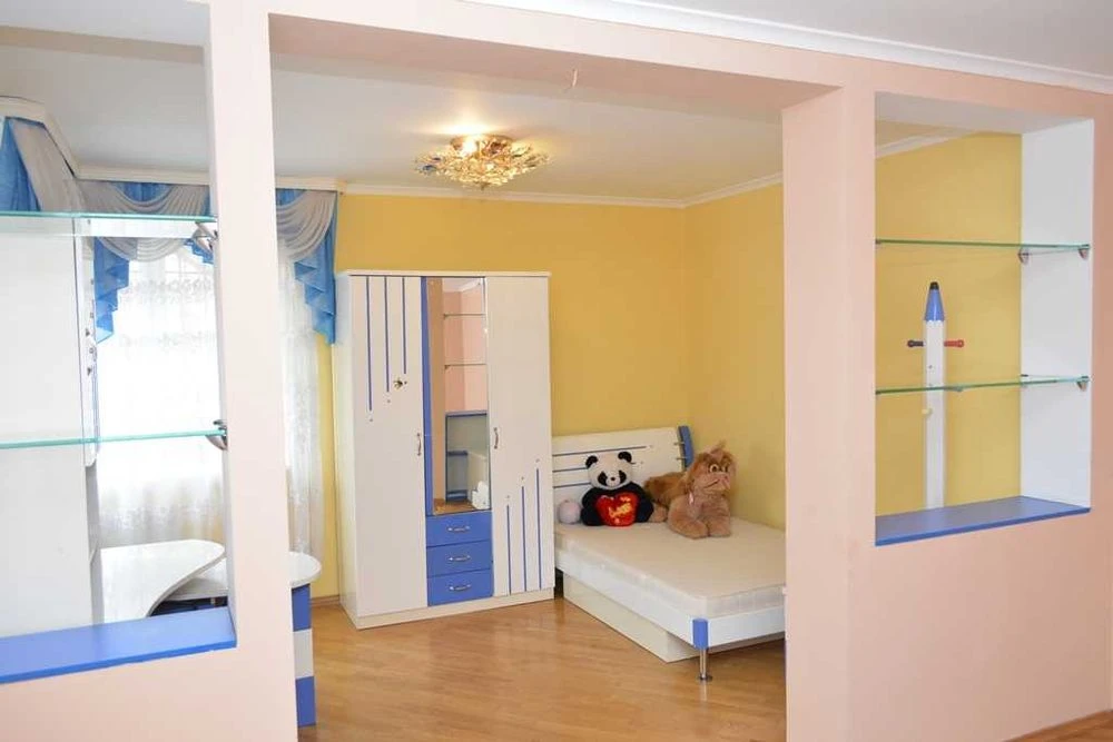 Продаж 3-кімнатної квартири 94м2 з ремонтом по вул. Червоної