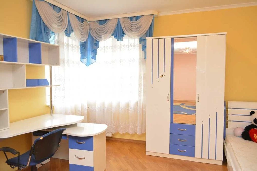 Продаж 3-кімнатної квартири 94м2 з ремонтом по вул. Червоної