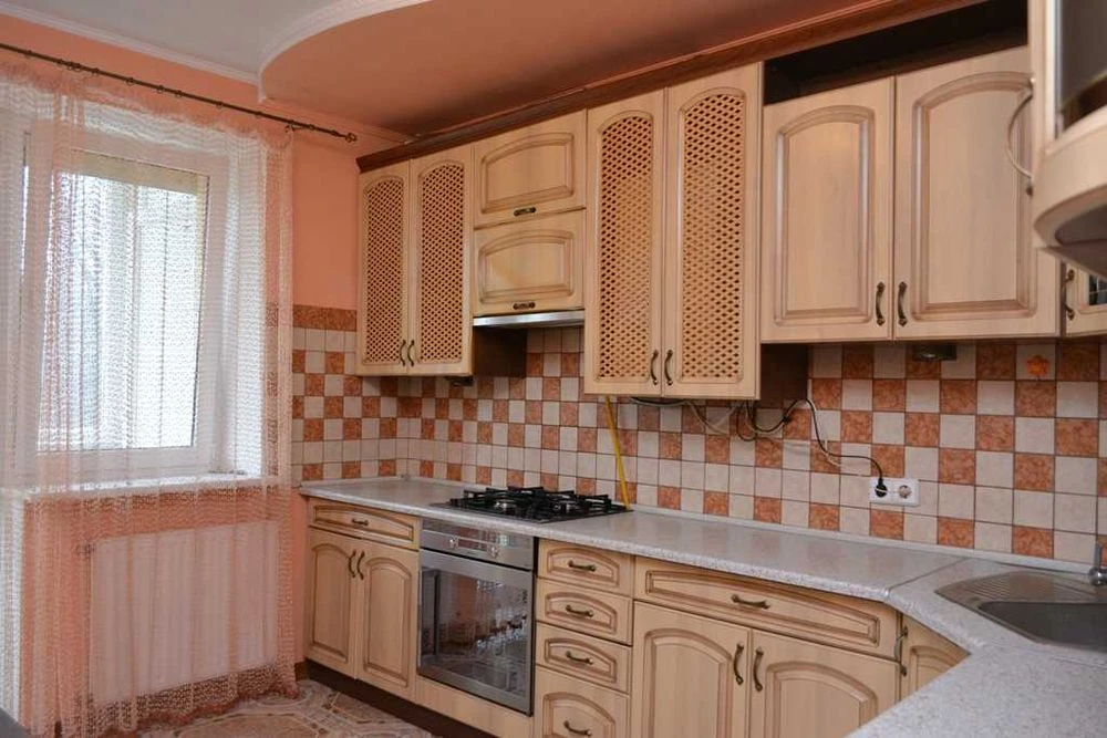 Продаж 3-кімнатної квартири 94м2 з ремонтом по вул. Червоної