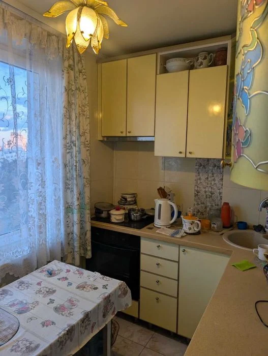 Продам 1 кк на Алексеевке с косметическим ремонтом.