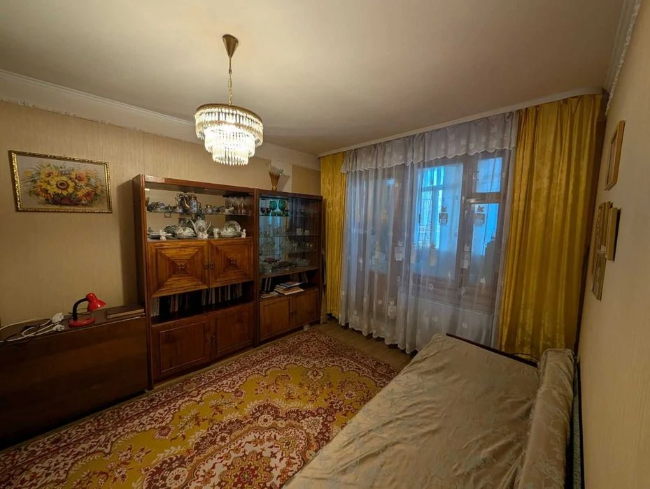 Продам 1 кк на Алексеевке с косметическим ремонтом.