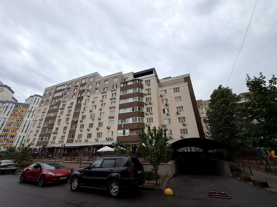 Квартира. Київ, Драгоманова вул.