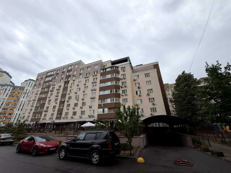 Квартира. Київ, Драгоманова вул.