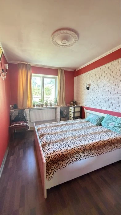 Продам 1/2 частину будинку 77м2, метро Метробудівників.