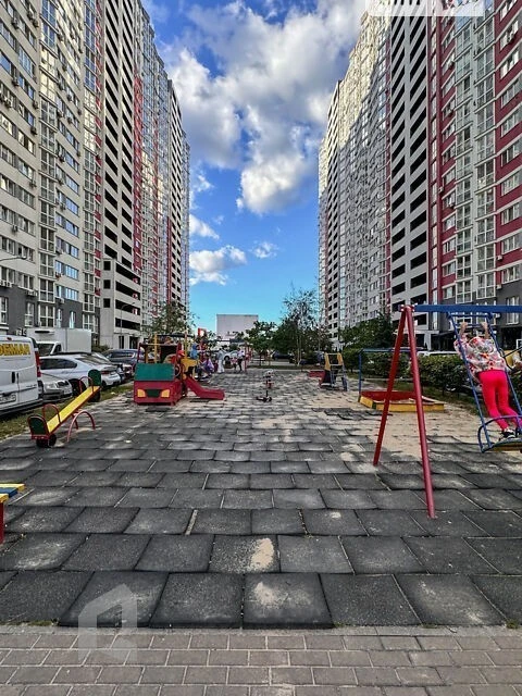 Продаж 2к квартири 70.6 кв. м на вул. Драгоманова 2 • ID 348