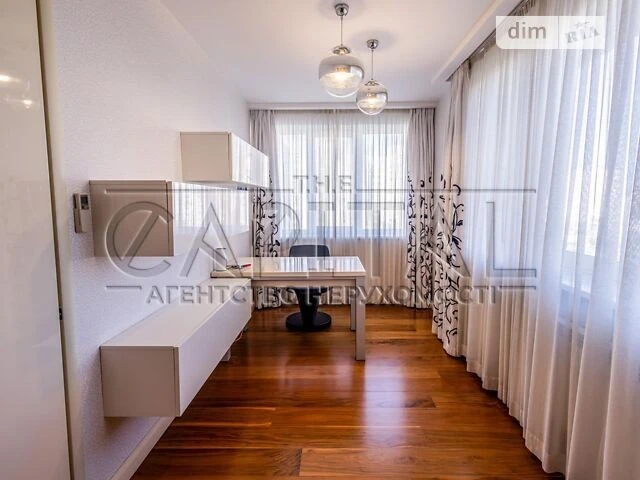 Продаж 4к квартири 202 кв. м на вул. пр-т Володимира Івасюка