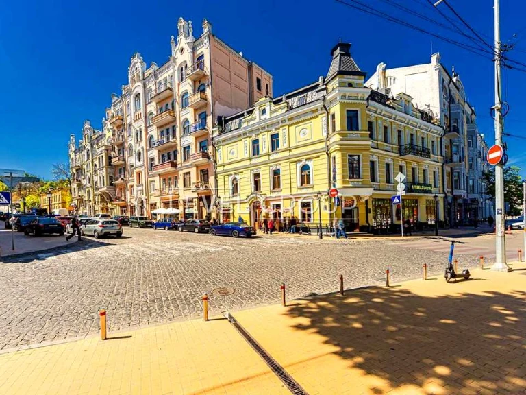 Квартира. Київ, Андріївський узвіз