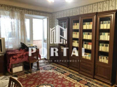 Продаж 3 кімнатної квартири 3/5 пов Розділ. кім Центр №4626