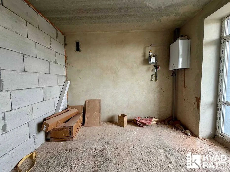 Здана та готова до ремонту 2-кім квартира ! 67 м2 + кладовка