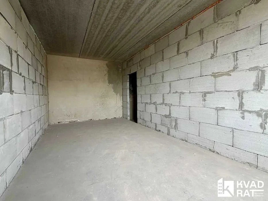 Здана та готова до ремонту 2-кім квартира ! 67 м2 + кладовка