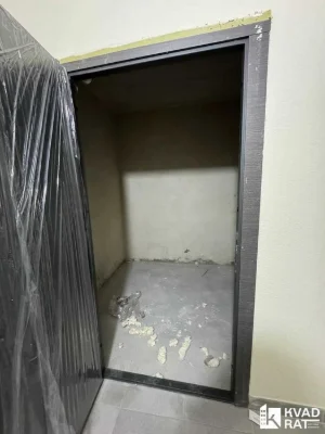 Здана та готова до ремонту 2-кім квартира ! 67 м2 + кладовка