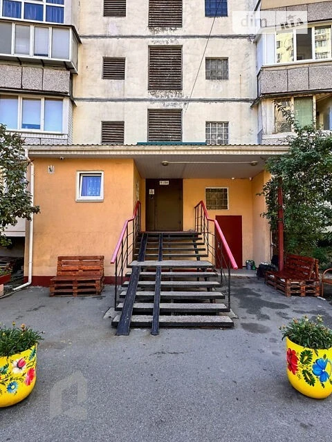 Продаж 3к квартири 66.9 кв. м на вул. Патріарха Мстислава Ск