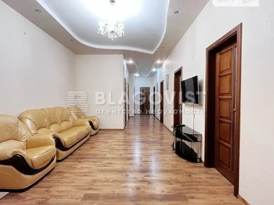 Продаж 3к квартири 112.5 кв. м на вул. Коновальця Євгена 32Г