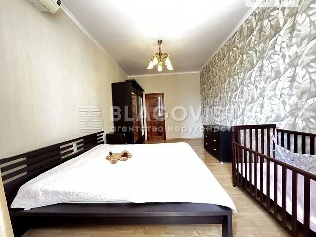 Продаж 3к квартири 112.5 кв. м на вул. Коновальця Євгена 32Г
