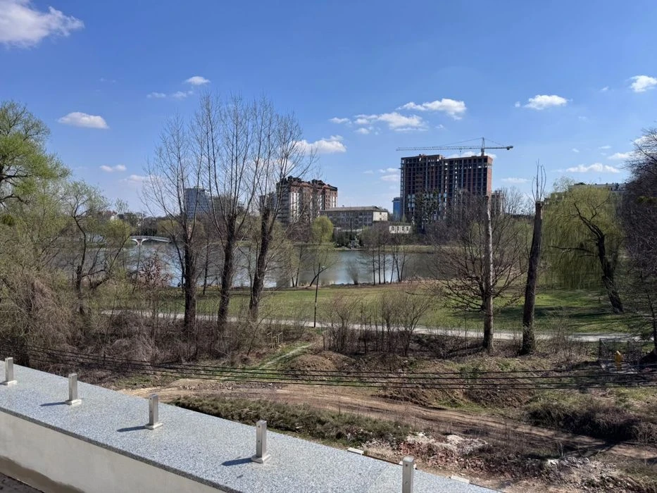 160 м² біля Міського озера — приватний будинок у клубному фо