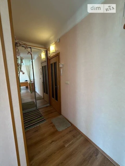 Продаж 1к квартири 30 кв. м на бул. Миколи Міхновського 32 •