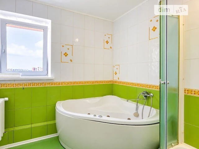Продаж 3к квартири 117.5 кв. м на вул. Ахматової Анни 13 • I
