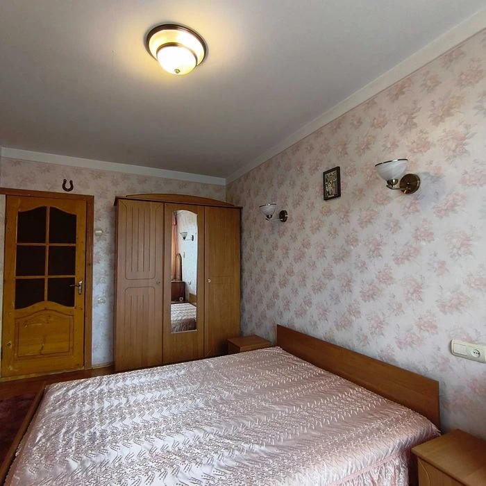 Продам 3-кімнатну квартиру біля Парку Шевченка!