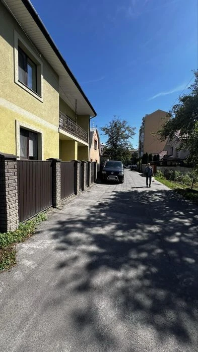 Приватний окремий  будинок у Івано-Франківську — 2,4 сотки з