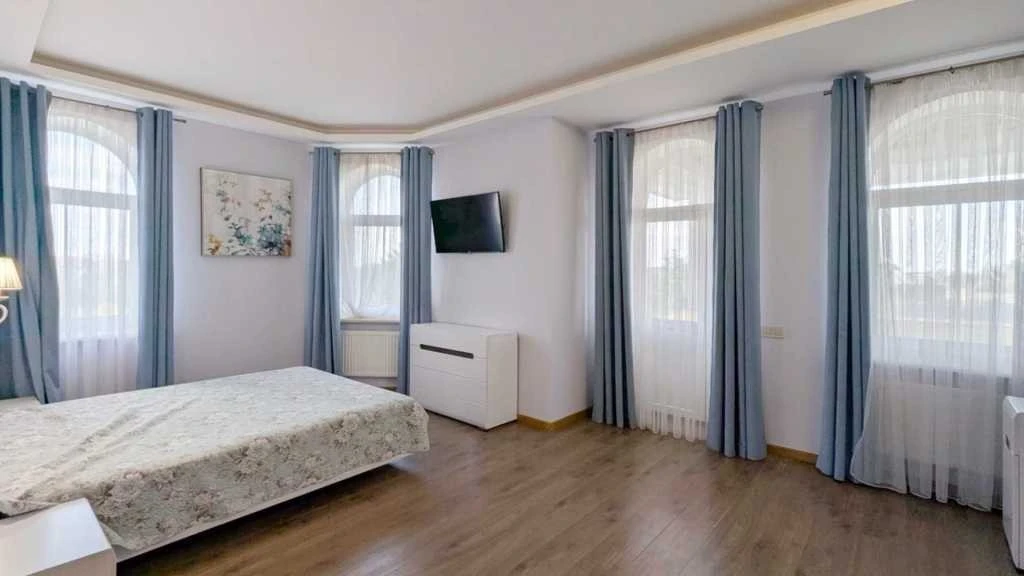 Продаж будинку 390 м², Лісова