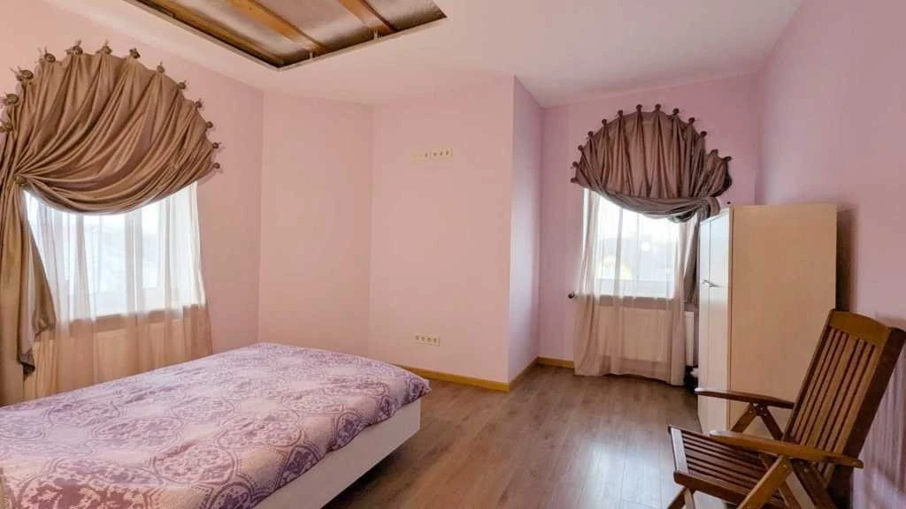 Продаж будинку 390 м², Лісова