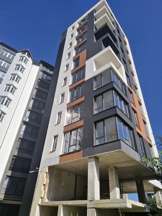 продам 2к.квартирк +велика кухня-студія цент міста