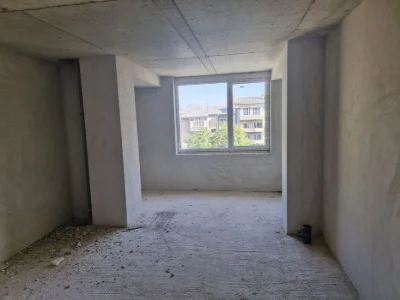 продам 2к.квартирк +велика кухня-студія цент міста