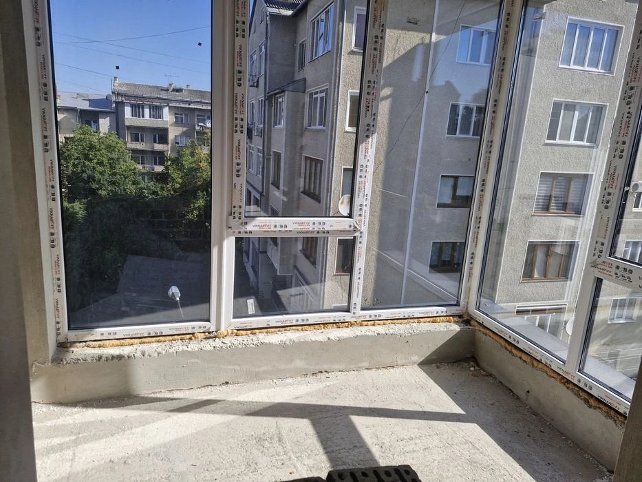 продам 2к.квартирк +велика кухня-студія цент міста