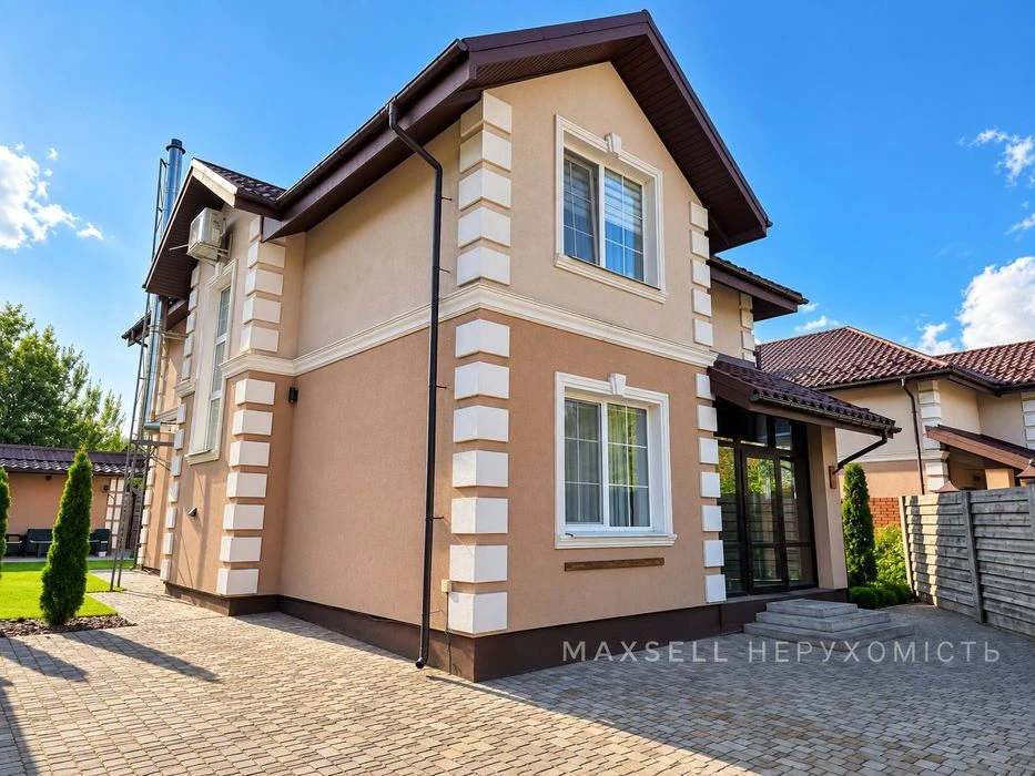 Продам чудовий будинок з дуже стильним ремоном і затишною ді