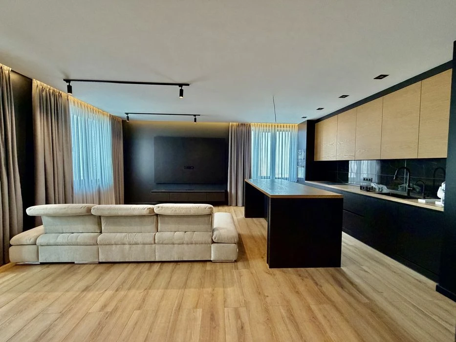 Продажа трехкомнатной  квартииры ЖК-4 Сезона. Проспект Леси