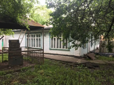 Будинок на 3 входи з великою ділянкою.