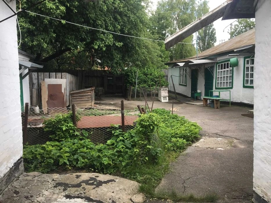 Будинок на 3 входи з великою ділянкою.