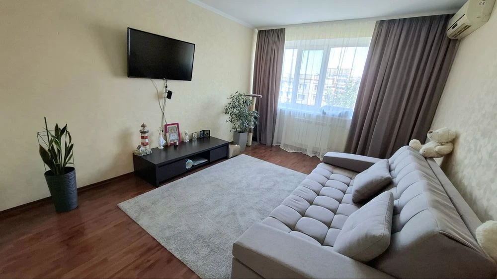Продам 2-к кв чешка 50 м2 с ремонтом в кирпиче по ул Семафор